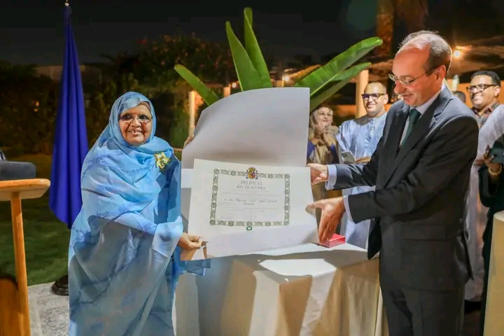 إسبانيا توشح رئيسة جهة نواكشوط بوسام "إيزابيلا الكاثوليكية"