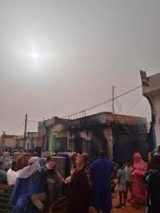 حريق هائل يلتهم محتويات عدة دكاكين في سوق مدينة الطينطان