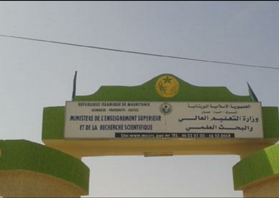 قرار بمنع الأطباء المقبولين للدراسة في الخروج من مغادرة البلاد دون موافقة الجهة الوصية (إعلان)
