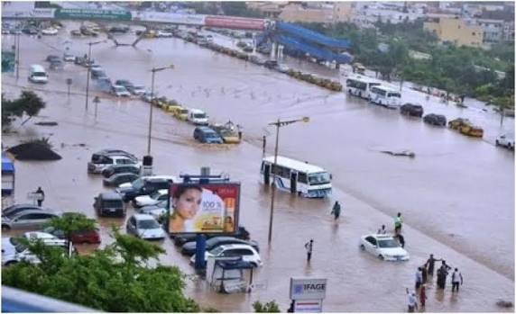 الحكومة السنغالية تعلن خطة للطوارئ في العاصمة داكار جراء الأمطار الغزيرة